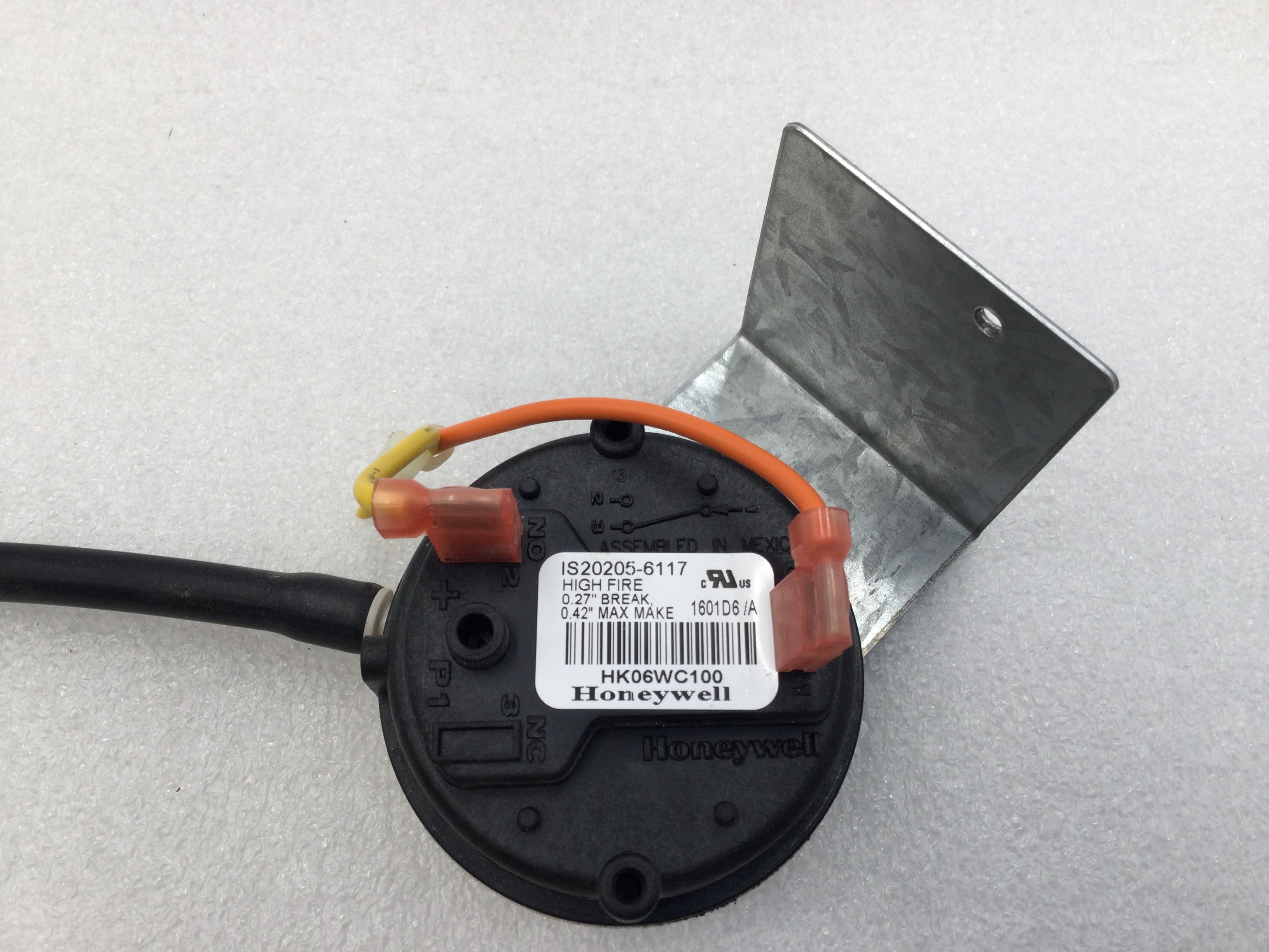 thumbnail image 2 of Honeywell HK06WC061 Air Pressure Switch – Fits Central Furnaces, OEM Replacement Part IS20224-5236, Pre-Owned But Works Great 2 of 4