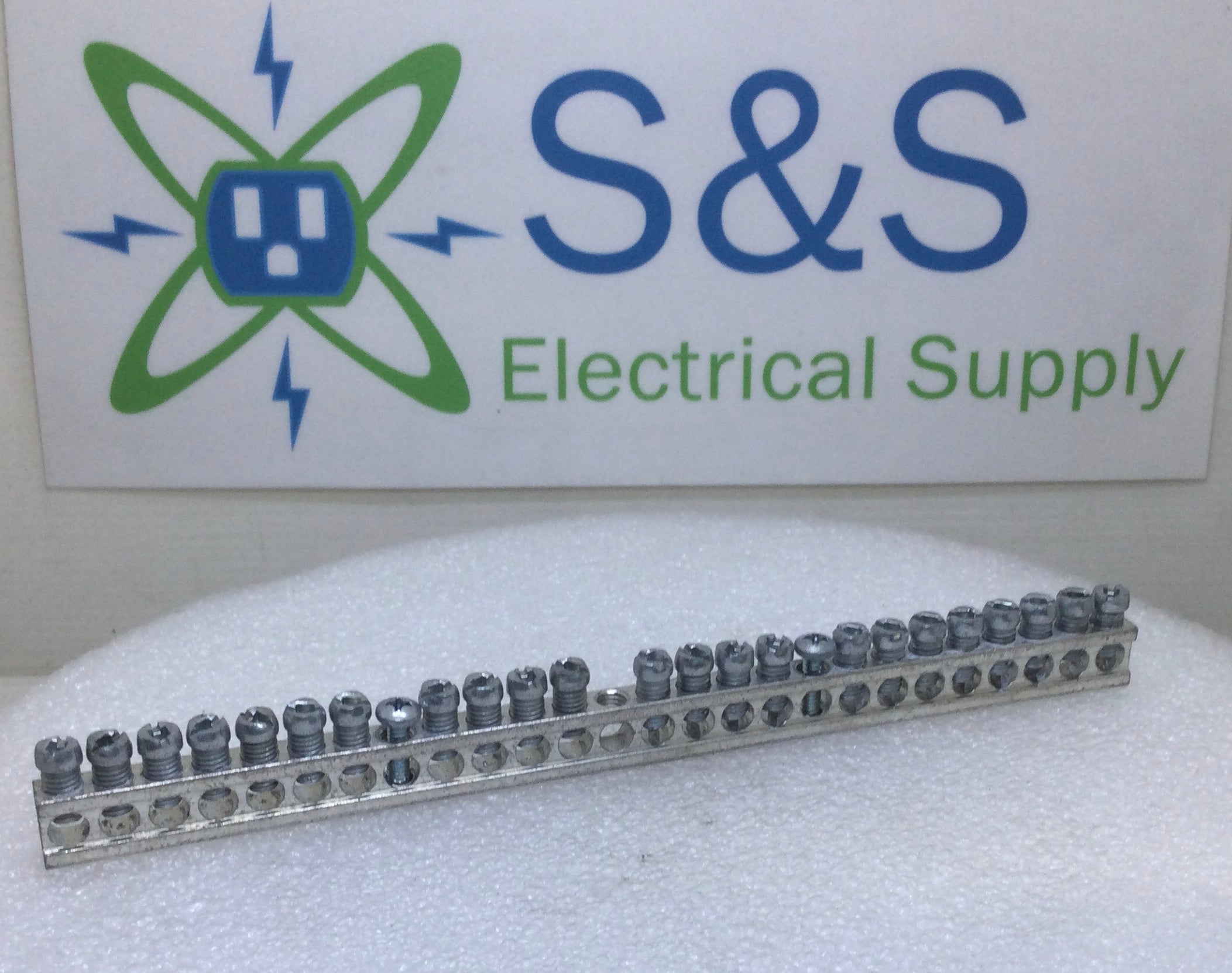 Square D 26 Position 4-14AWG 120/240V Grounding Bar 8 1/8