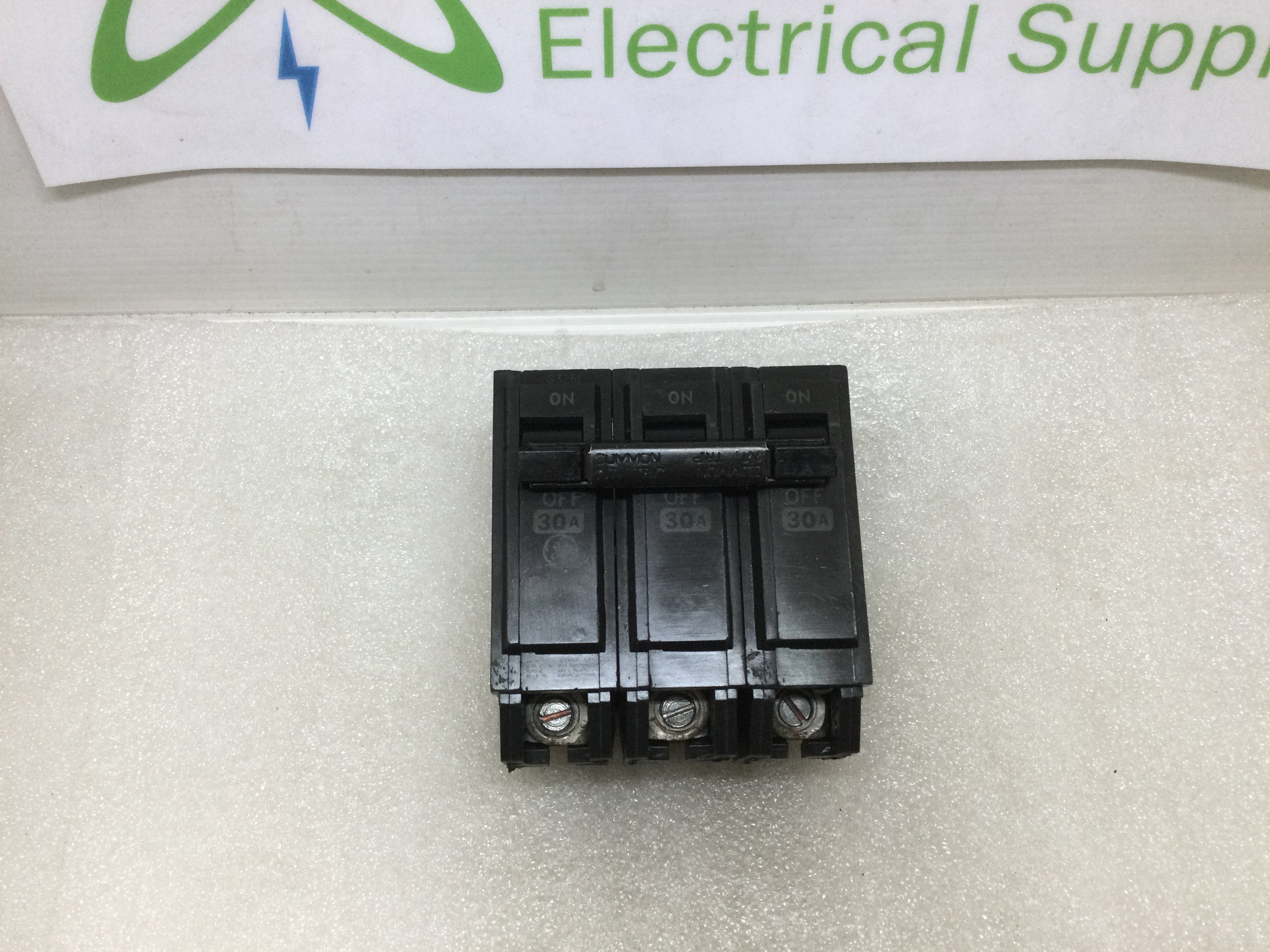 GE Disyuntor de Circuito con Perno, Serie THHQB, Número de Polos 3, 30 GE Disyuntor de Circuito con Perno, Serie THHQB, Número de Polos 3, 30