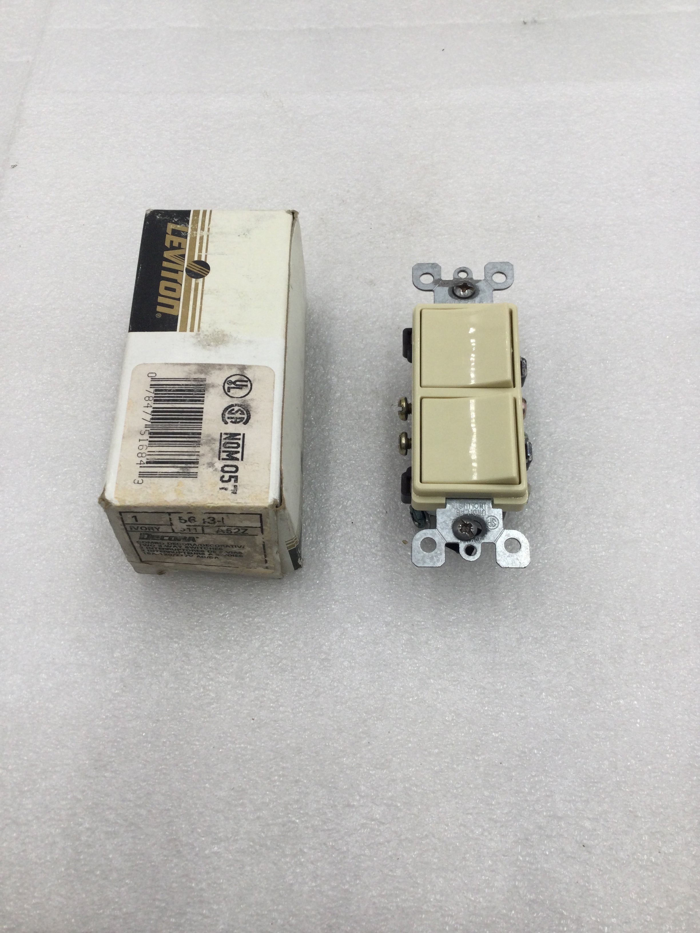 Leviton 5643-I 15 Amp 3-Way 120/277V Decora Combination Double Switch