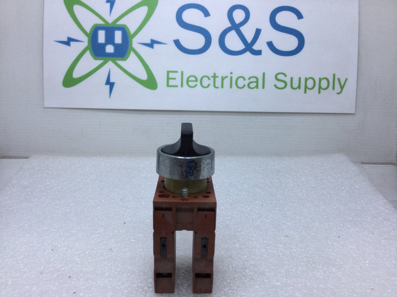 Siemens 3SB14 00-0B Selector Switch 3-Position Left Maintain Right Momentary AC-12 10 Amp AC-15 6 Amp 230V