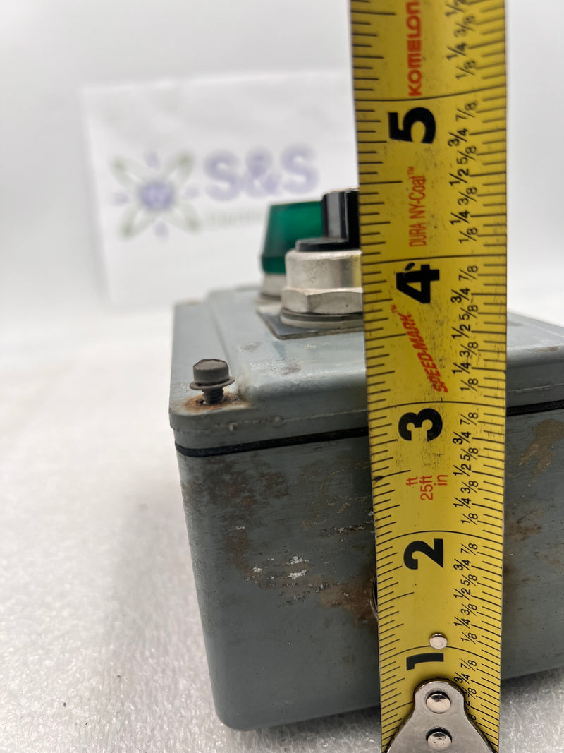 Allen-Bradley 800T-2TZ Series M with Black 3 Selector Switch 600V NEMA 4,13 Series T and 800T-P16 Green Pilot Light