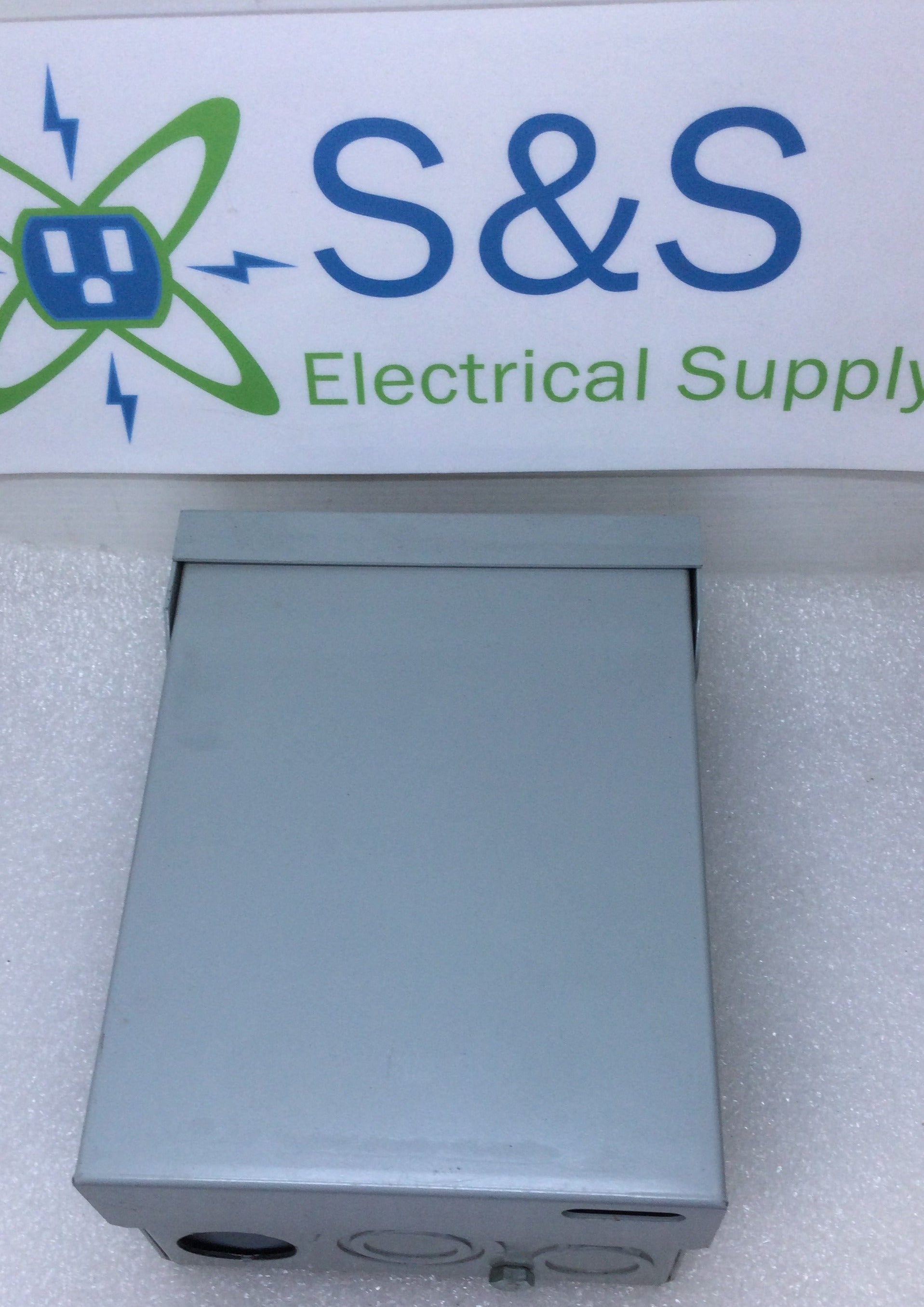 3 Midwest 20A 120V A-C Rainproof Power Outlets - Assiter Auctioneers 3 Midwest 20A 120V A-C Rainproof Power Outlets - Assiter Auctioneers