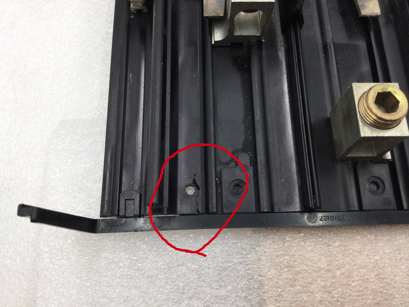 Siemens 15 Space/40 Circuit 200 Amp 240 VAC Load Center Guts Only 9" X 22"