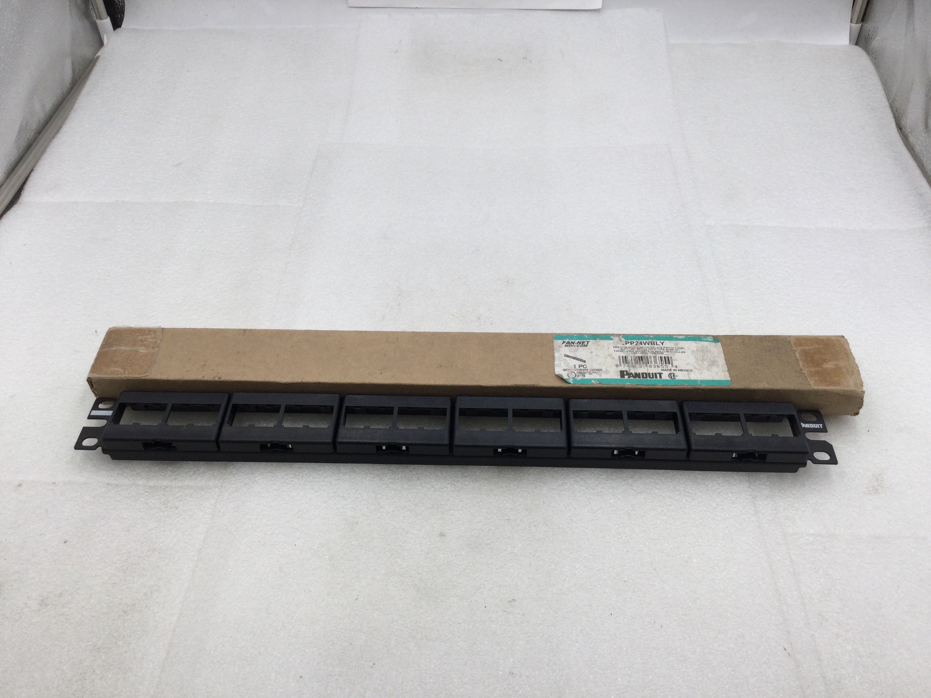Panduit CPP24WBLY 24 Port Mini-Com Modular Patch Panel Rack Mount 1U f