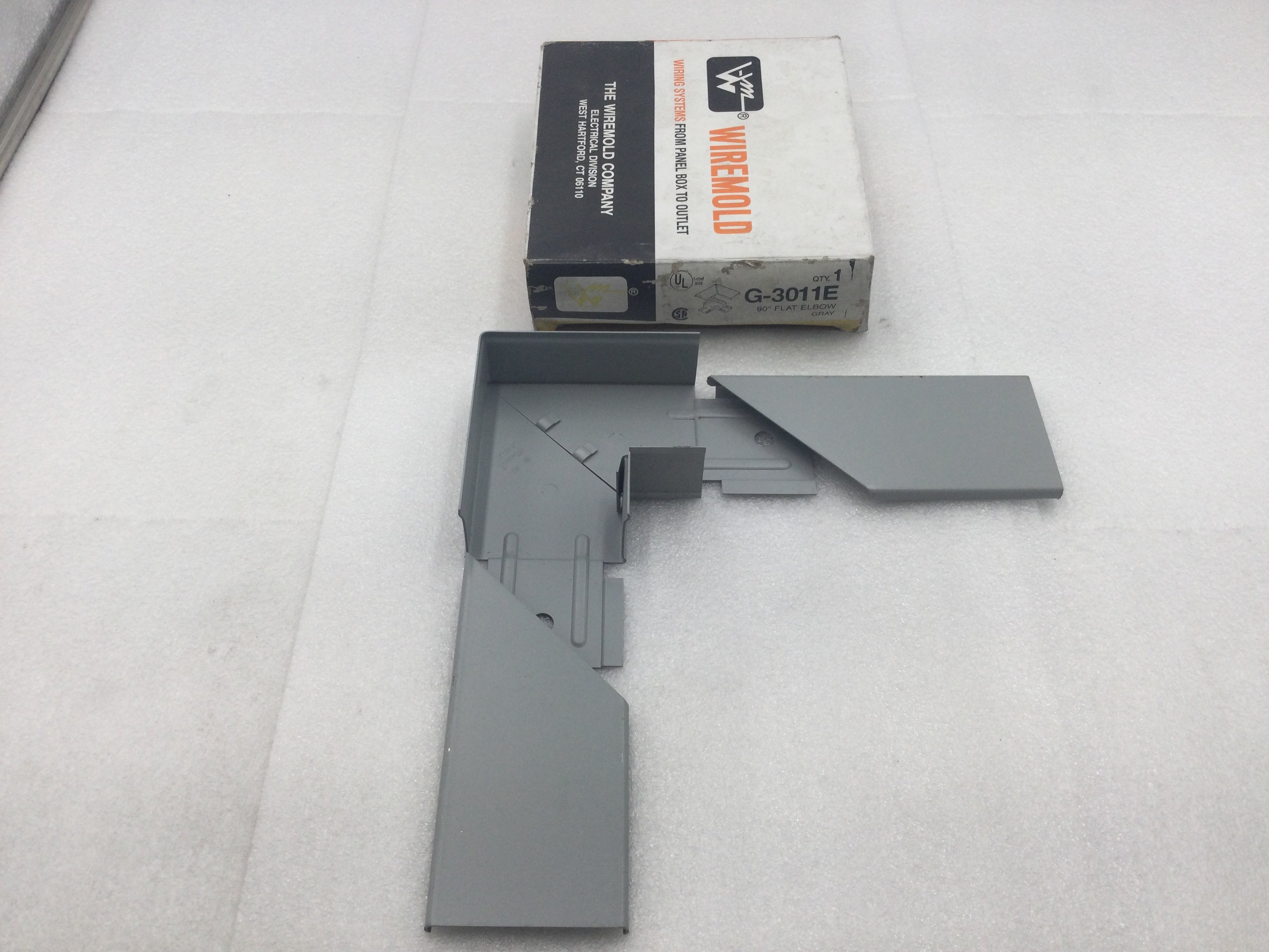 G3000 Raceway Wiremold G-3011E Gray 90 Degree Flat Elbow for G3000 Series Raceway