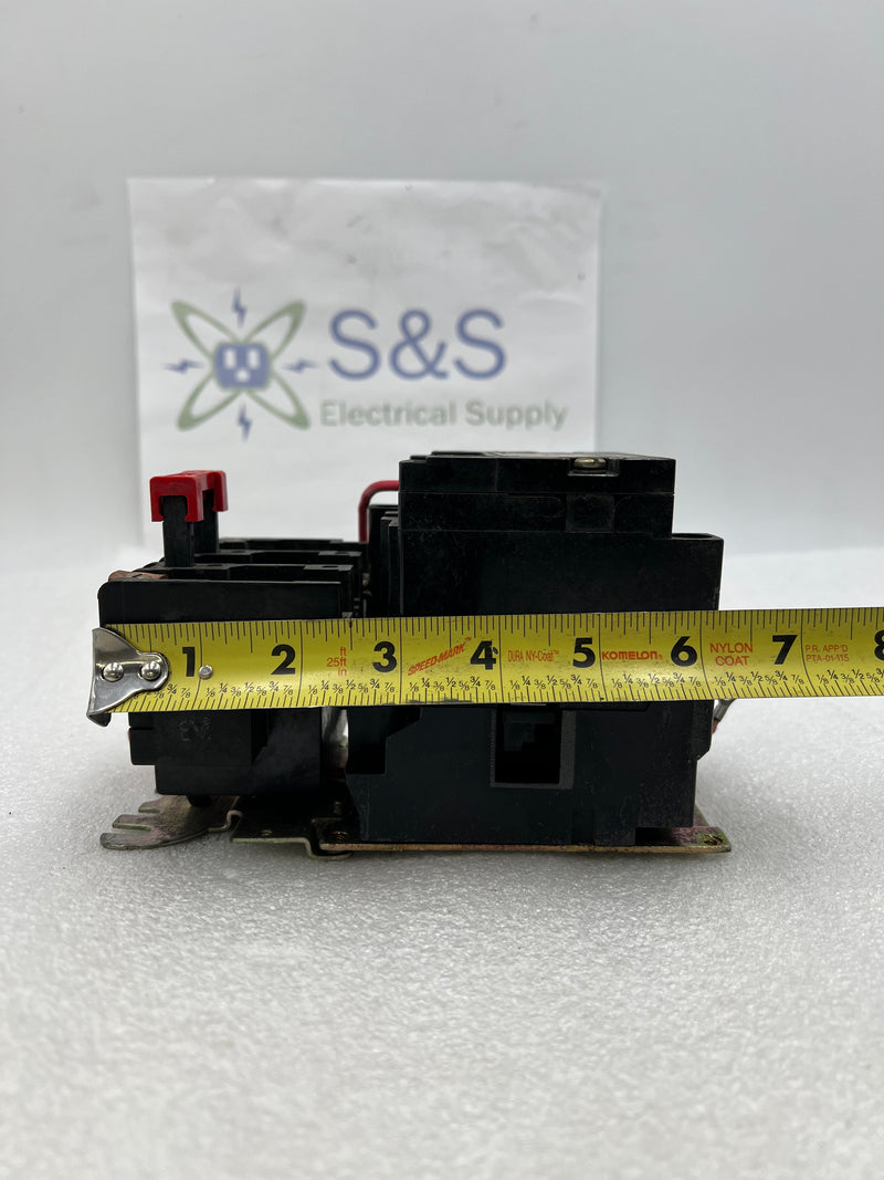 Contattore Square D NEMA Size 1 8536SCG Bobina 120V Con Riscaldatori B22 (Ricondizionato)