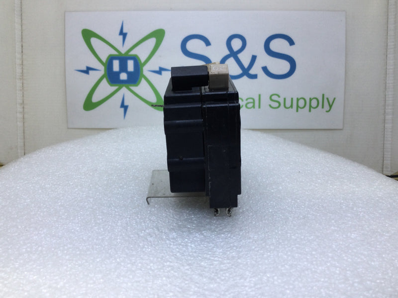 Cutler Hammer CH120 20 Amp 1 Pole 120/240V Breaker w/Shunt Trip - Plastic Foot