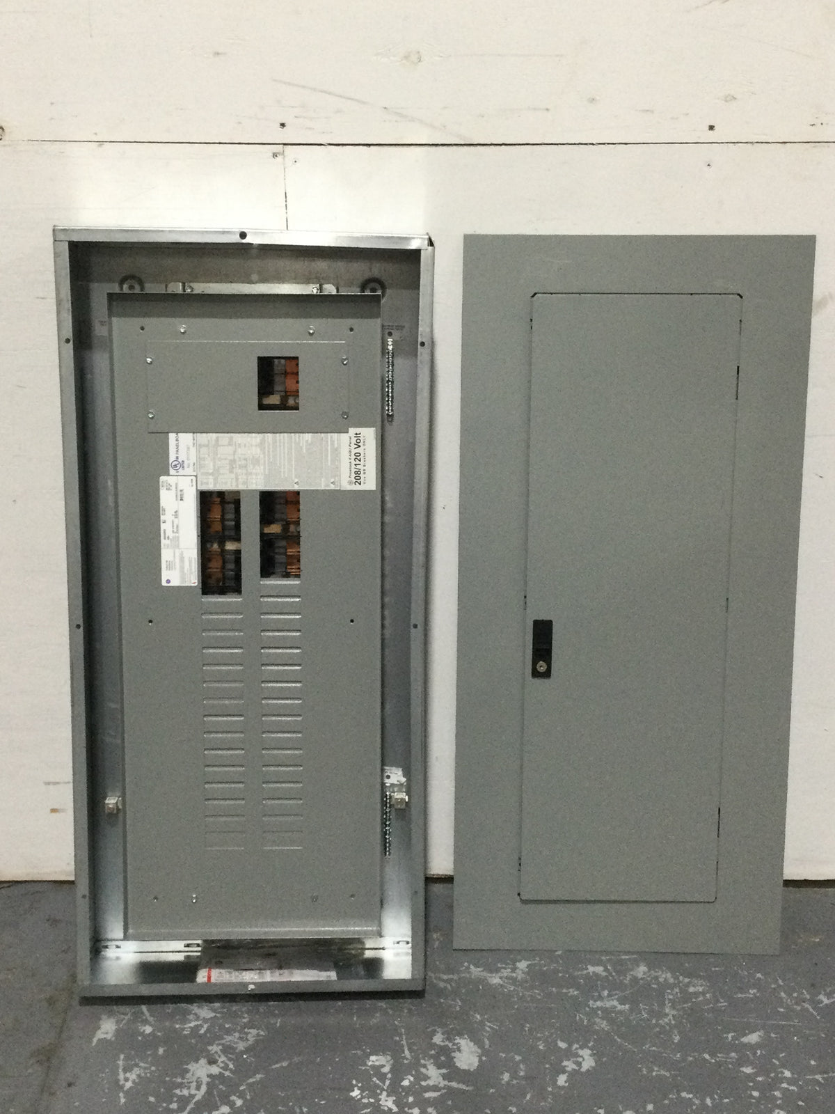 thumbnail interactive-video image 1 of NEW GE ABB TEYF2125MM 2-Pole 125A 240V TEYF Circuit Breaker 1 of 2