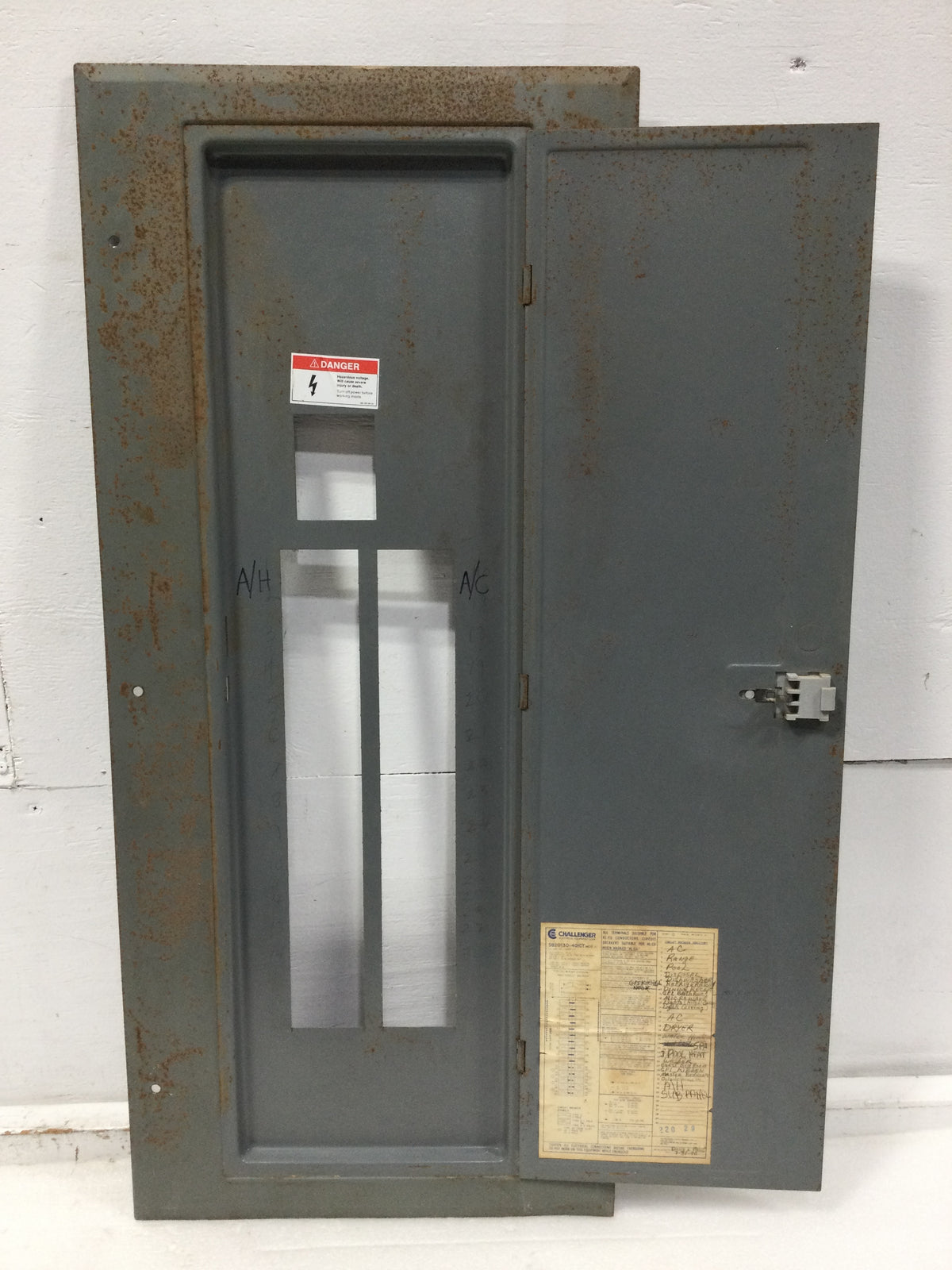 Challenger SB20(30-40)CT 200A 30 Space 120/240V Door w/Main 34 1/8