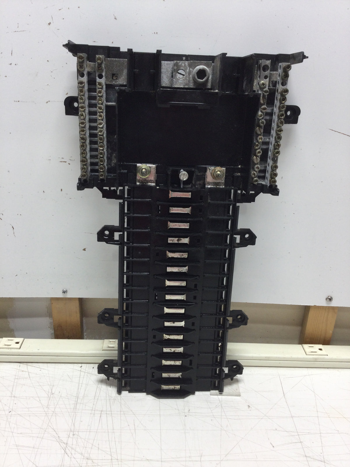 Square D QO13040M200/200C 200A 30 Space 240V Load Center Guts Only 10
