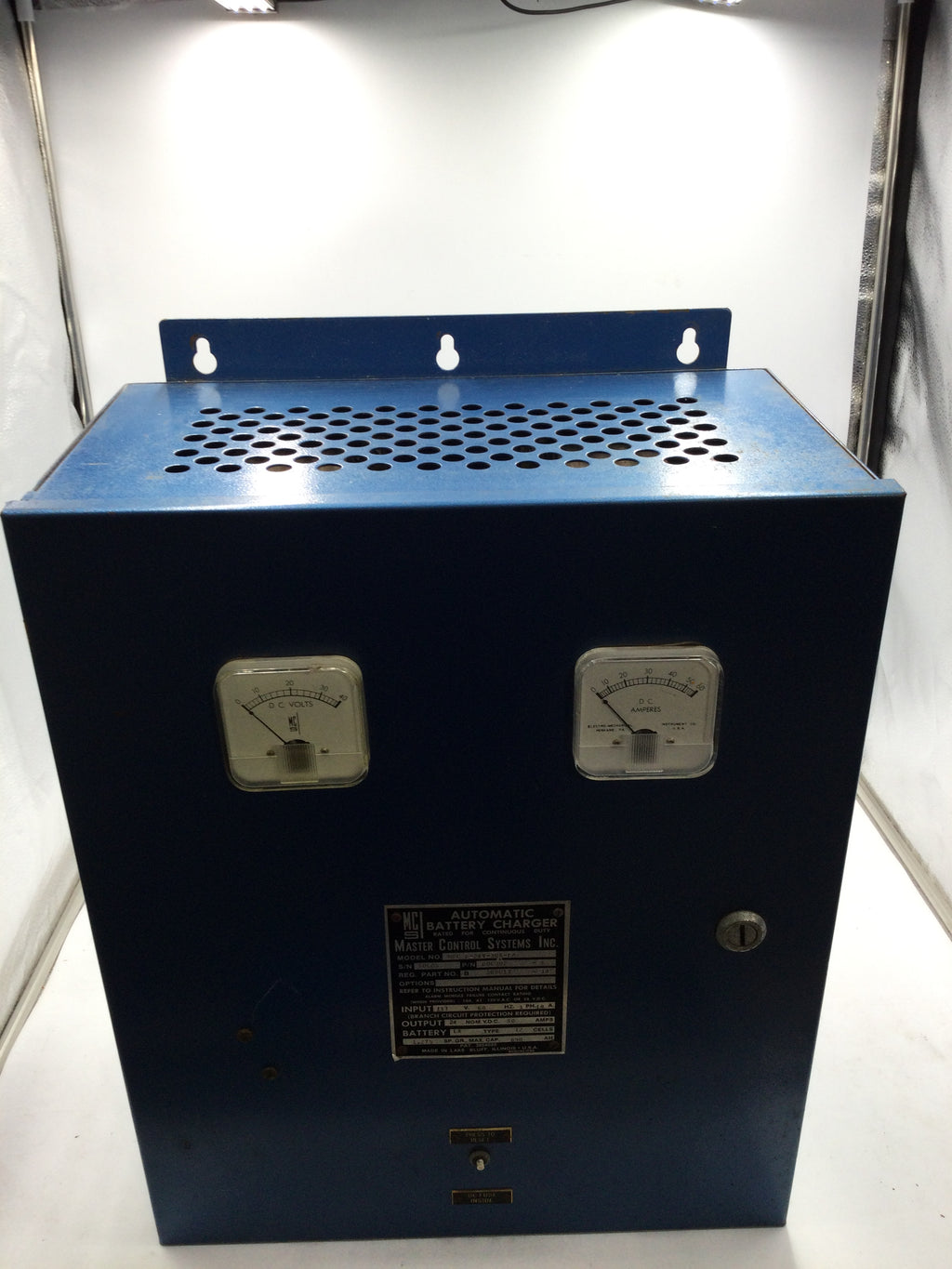 Master Control Systems Master Control Systems MBC6-24V-30A-LA Automatic Battery Charger 117VA