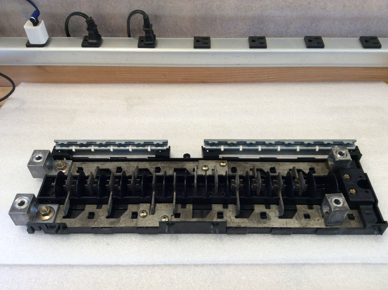 General Electric 12 Space 200A Feed Thru Circuit Breaker Interior 120/240VAC (Guts Only)